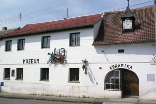         Dům čp. 1 rodiny Volfových s Muzeem techniky a řemesel a keramickou dílnou v Kolovči